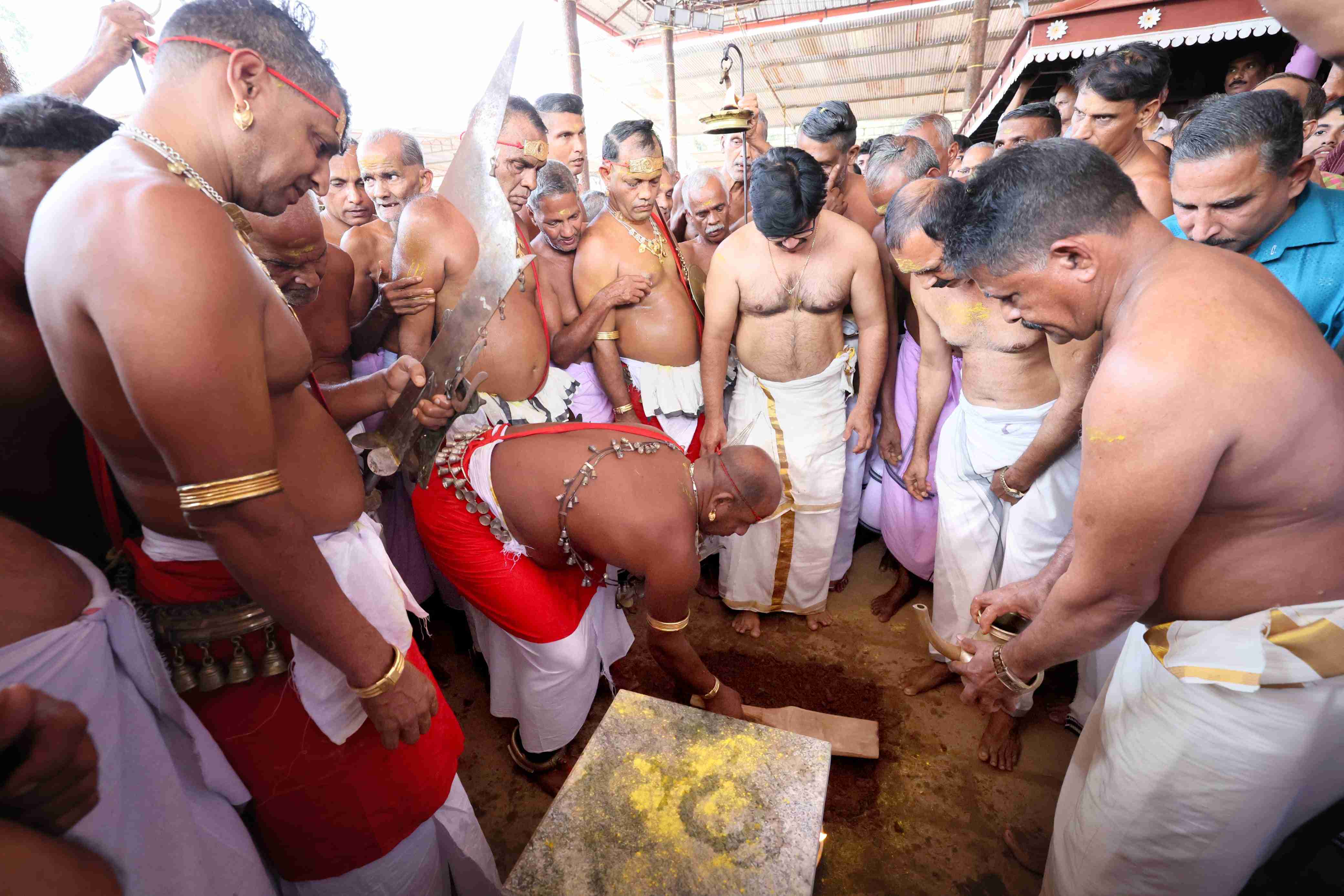 കോക്കാട് മുച്ചിലോട്ട്   പെരുങ്കളിയാട്ടത്തിന് മുന്നോടിയായുള്ള നിലംപണി അടിയന്തരവും പെരുങ്കളിയാട്ട  വെബ് സൈറ്റ് ഉൽഘാടനവും, ഭക്തിഗാന പ്രകാശന ചടങ്ങും സംഘടിപ്പിച്ചു. image
